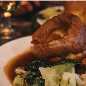 close-up-of-the-sunday-roast-on-a-plate-in-a-restaurant-selective-picture-id1199520129