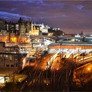 edinburgh-waverley-and-castle-at-sunset-picture-id472278218