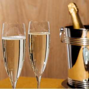prosecco-flutes-seau-a-glace-and-a-bottle-picture-id1129377056